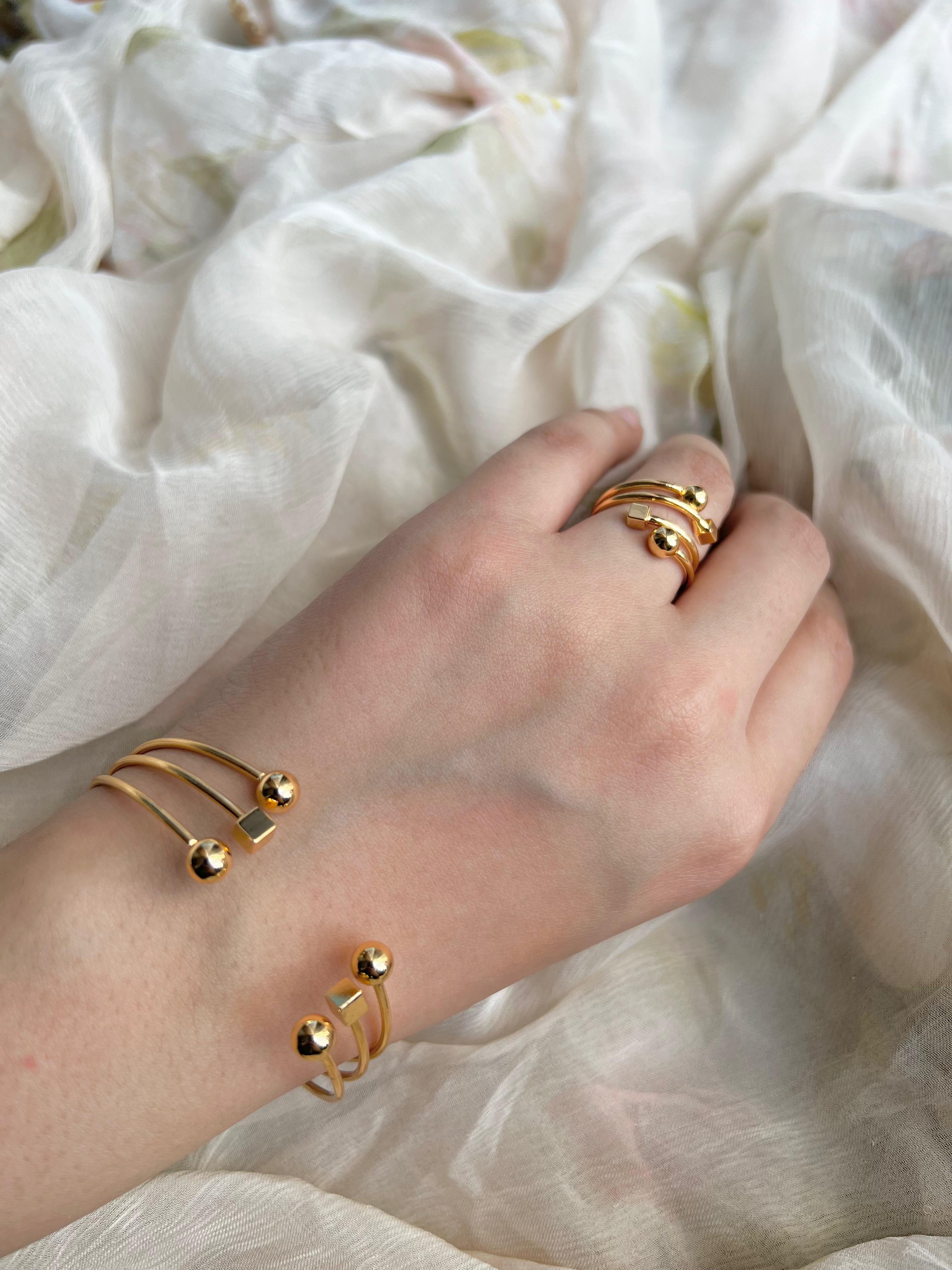 Golden Elegant Bracelet BR01