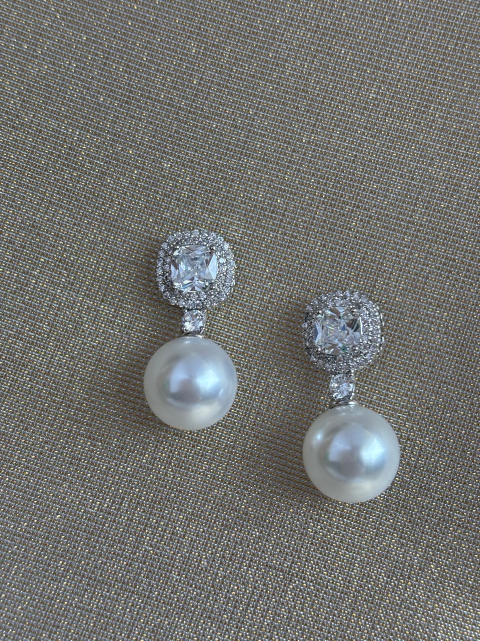 white pearl earrings ER06